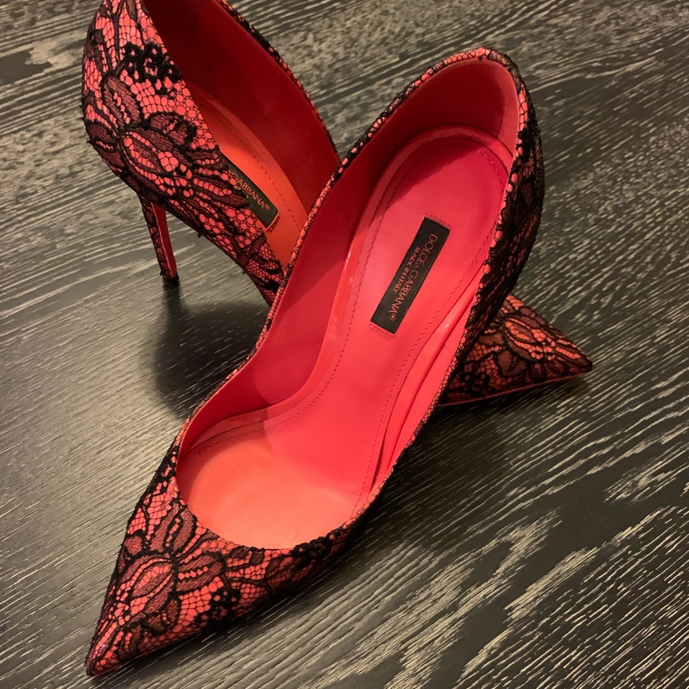 Dolce&Gabbana - Coral with Black Lace Pumps